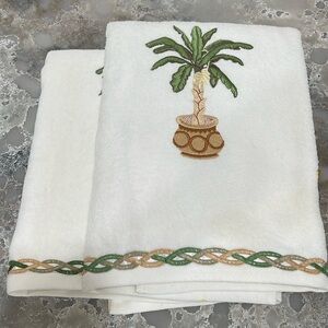 Beautiful bath towels. 100% cottonVelvety. Faded stain from the different fabric